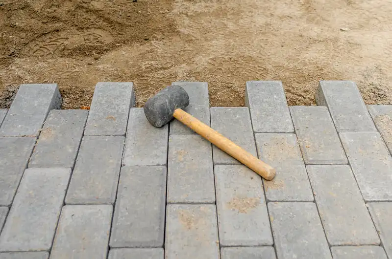 bestrating-op-zandbed-met-betontegels